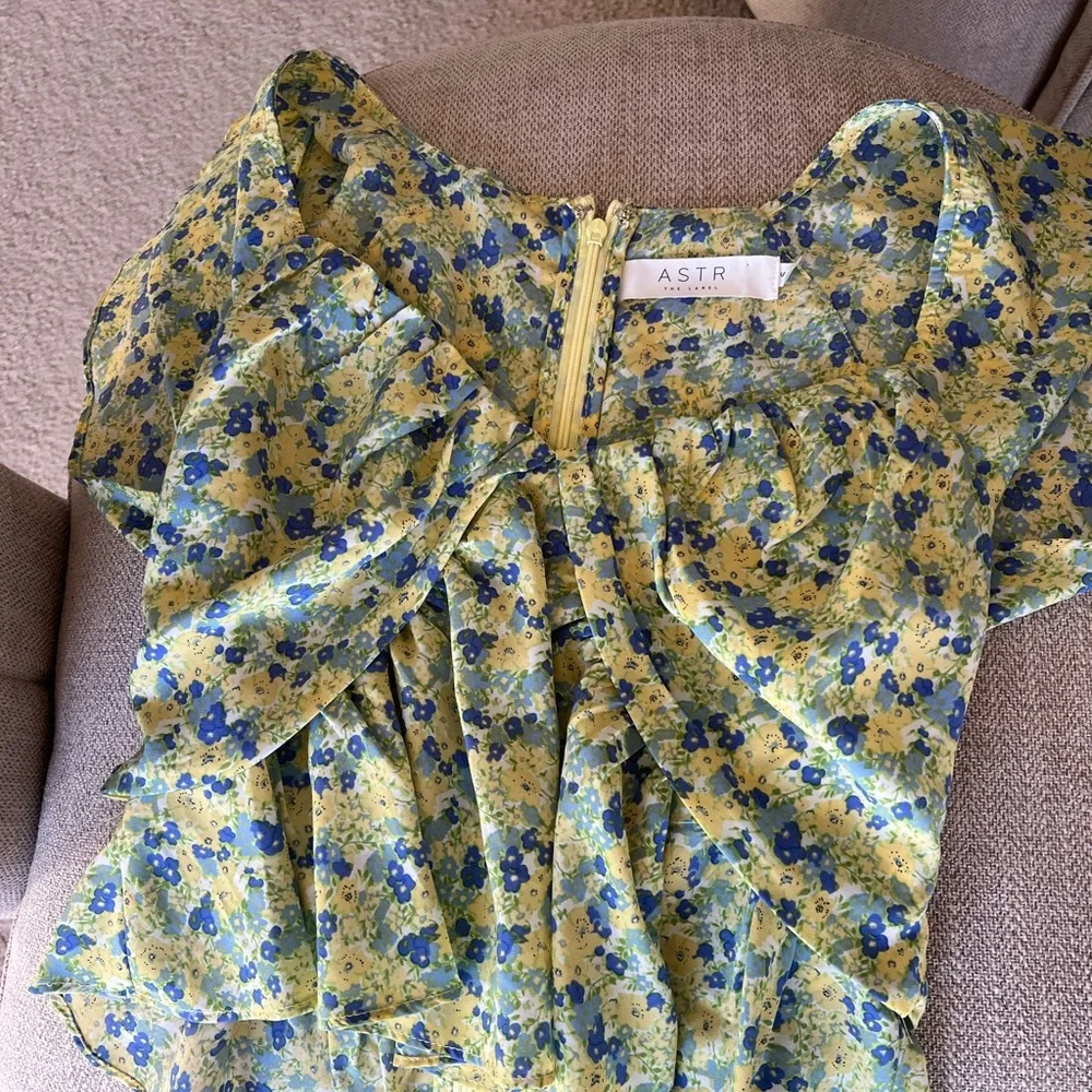 ASTR Floral Ruffle Top - Picture 2 of 4